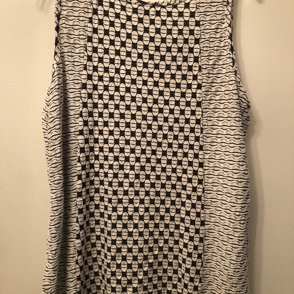 Bundle of 3 AMAZING & VERSATILE tank tops!! - Picture 5 of 14